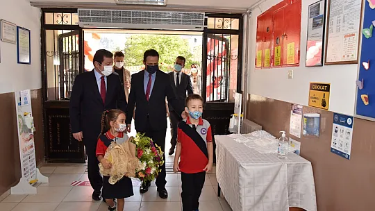 Vali Orhan Tavlı, okulun ilk gününde öğrencileri yalnız bırakmadı
