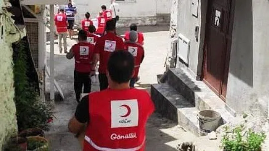 Kızılay ekiplerine keman çalarak teşekkür ettiler