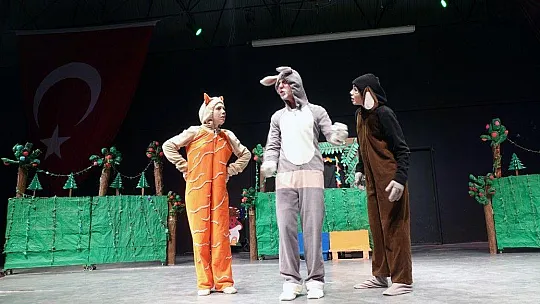 Bornovalı Çocuklar 'Tüylü ve Havhav'ın Maceraları' ile Güldü