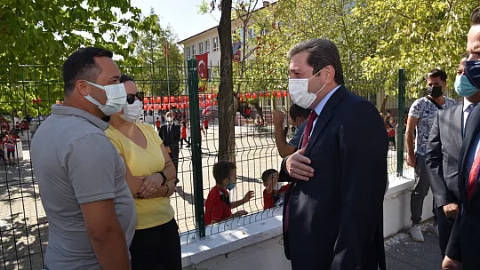 Vali Orhan Tavlı, okulun ilk gününde öğrencileri yalnız bırakmadı