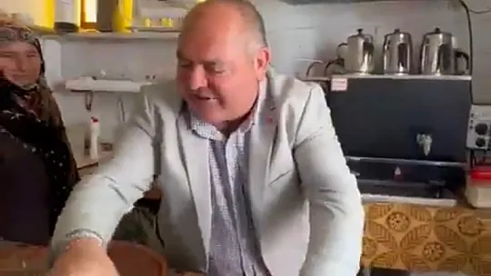 Vatandaşa Çaylar Vekil Adayı Demir'den