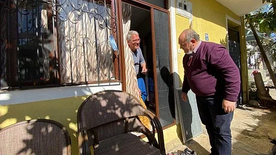 CHP İlçe Başkanı Mehmet Demir 6 ton patates dağıttı