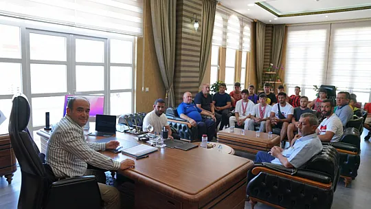 Başkan Akdenizli'den Başarılı Güreşçilere Altın