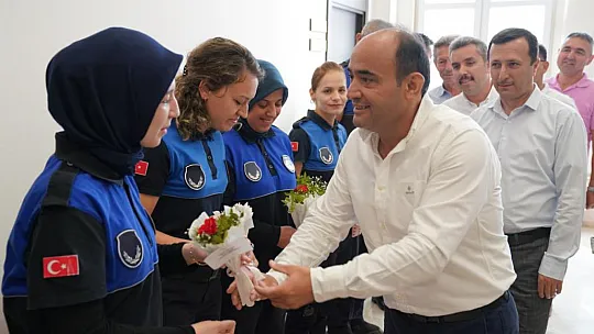 Başkan Akdenizli, Zabıta Ekipleriyle Pasta Kesti