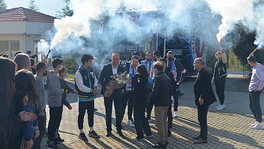Fethiyespor'u Meşaleler ve Çiçeklerle Karşıladılar