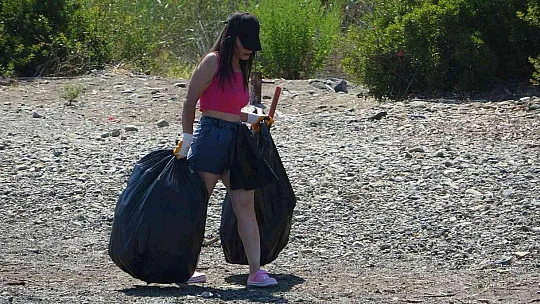 1 saatte 91 kilo çöp topladılar