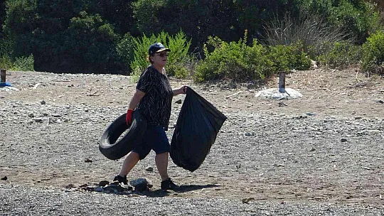 1 saatte 91 kilo çöp topladılar