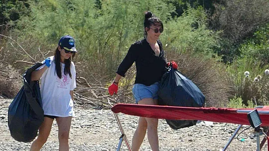 1 saatte 91 kilo çöp topladılar