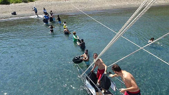 1 saatte 91 kilo çöp topladılar