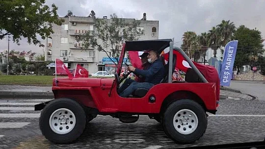 TÜRK BAYRAKLARI İLE ŞEHİR TURU ATTILAR