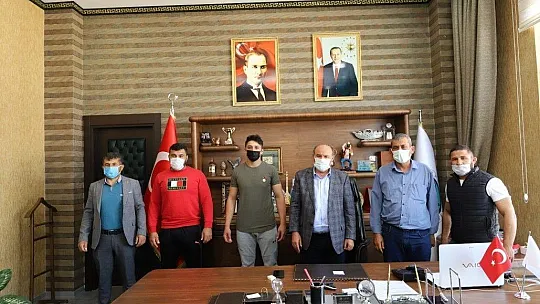 Başkan Otgöz'den şampiyon güreşçiye altın hediye