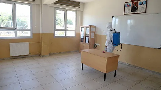 Seydikemer Belediyesi'nden sınav öncesi okullara dezenfeksiyon