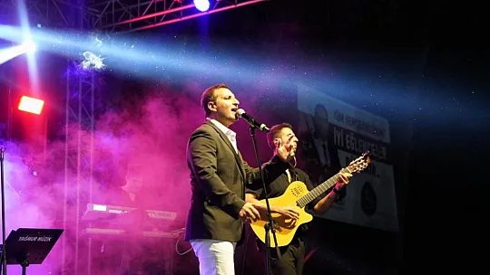 Rafet El Roman Sevgisi Seki Çayırına Sığmadı