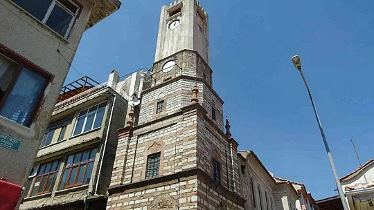 137 YILLIK SAATLİ KULE İLK GÜNKÜ ÖZELLİĞİNİ KORUYOR