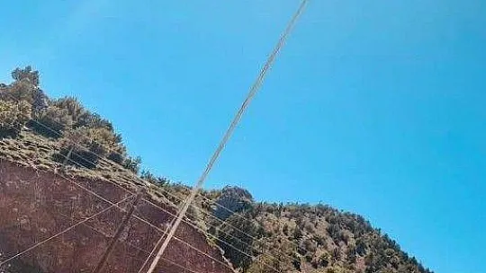 Bayrak için zirveye tırmandılar