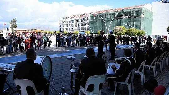 14 Şubat Sevgililer Günü Fethiye'de şarkılarla kutlandı