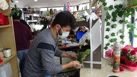 14 Şubat Sevgililer Günü'nde Bodrum'daki çiçekçiler, yoğun mesai yaptı.