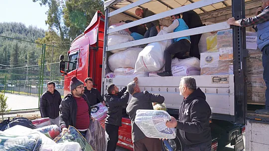 KAYMAKAM BÜYÜKER VE BAŞKAN OTGÖZ, DEPREMZEDELER İÇİN YARDIM EDEN HAYIRSEVERLERE TEŞEKKÜR ETTİ