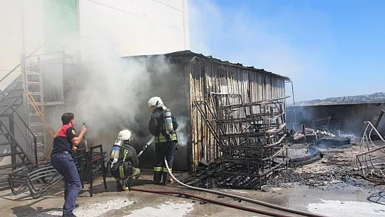 15 dakikada 100 bin lira kül oldu