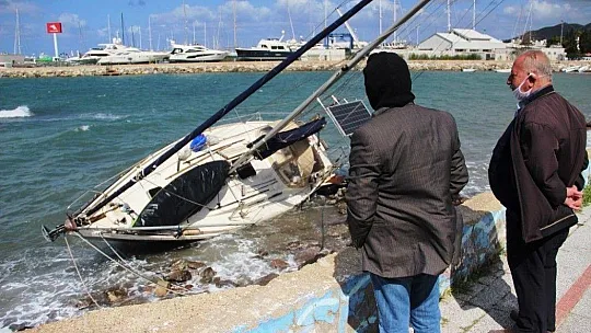 1,5 milyon liralık yelkenli tekne karaya vurdu