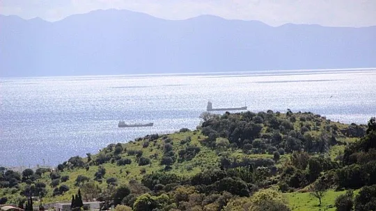 1,5 milyon liralık yelkenli tekne karaya vurdu