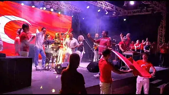 15 Temmuz'u yerli ve yabancı turistlerle kutladılar
