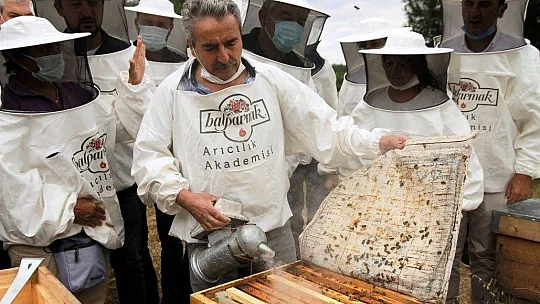 Balparmak Arıcılık Akademisi  Bodrumlu Arıcı Adaylarının Yanında