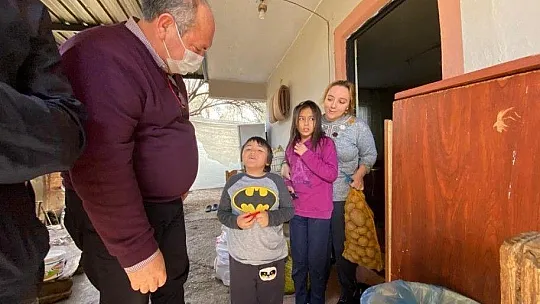 CHP İlçe Başkanı Mehmet Demir 6 ton patates dağıttı