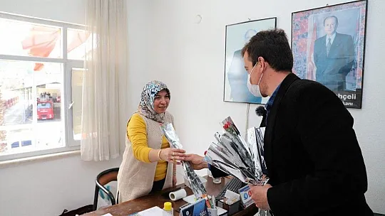 AK Parti Seydikemer İlçe Gençlik Kolları 8 Mart dolayısıyla karanfil dağıttı