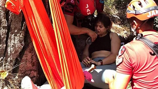 Kayalıklardan düşen turisti 4 saatte taşıdılar