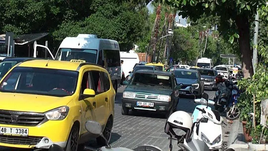 TRAFİĞİNİN BİTMEYEN ÇİLESİ ÇİFT SIRA PARK