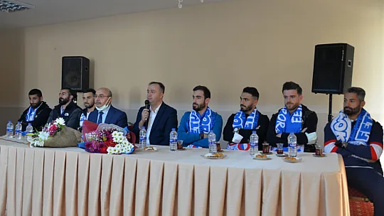 Fethiyespor'u Meşaleler ve Çiçeklerle Karşıladılar