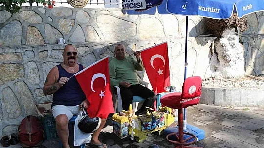 2 bin Türk Bayrağı dağıtıldı