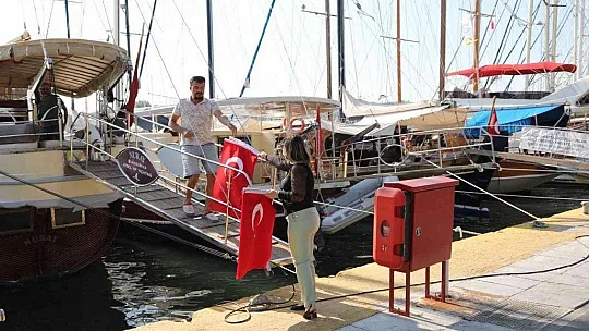 2 bin Türk Bayrağı dağıtıldı