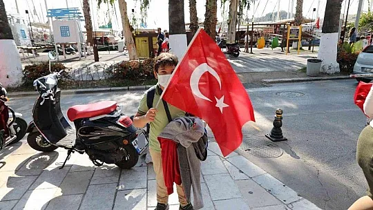 2 bin Türk Bayrağı dağıtıldı
