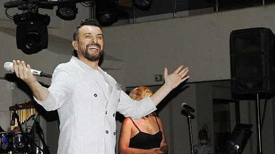 2 yıldır sahneye çıkmayan Gökhan Tepe sanat hayatının 25'inci yılını kutladı