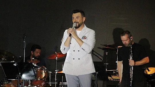 2 yıldır sahneye çıkmayan Gökhan Tepe sanat hayatının 25'inci yılını kutladı