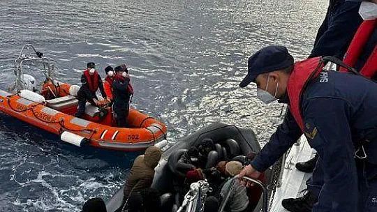 20 DÜZENSİZ GÖÇMEN KURTARILDI, 48'İ YAKALANDI