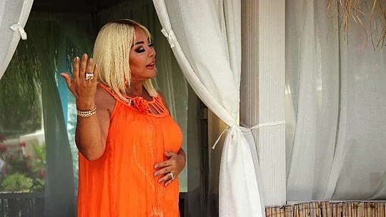 200 odalı oteli kapatıp klip çekti