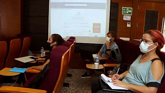 22 sektör temsilcisi 'Dijital Pazarlama ve Sosyal Medya Yönetimi Eğitimi' sertifikası aldı