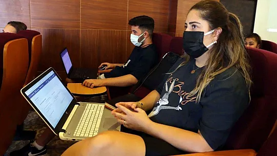 22 sektör temsilcisi 'Dijital Pazarlama ve Sosyal Medya Yönetimi Eğitimi' sertifikası aldı