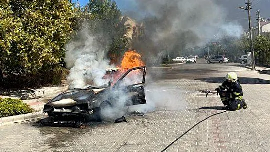 ARAÇTA ÇIKAN YANGIN KORKUTTU 