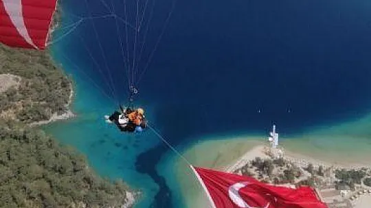 23 Nisan'da 1200 metre yükseklikte Türk bayrağı açtılar