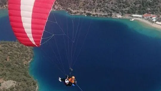 23 Nisan'da 1200 metre yükseklikte Türk bayrağı açtılar