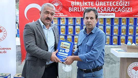 Köyceğiz'de 658 arıcıya 82 ton arı yemi dağıtıldı