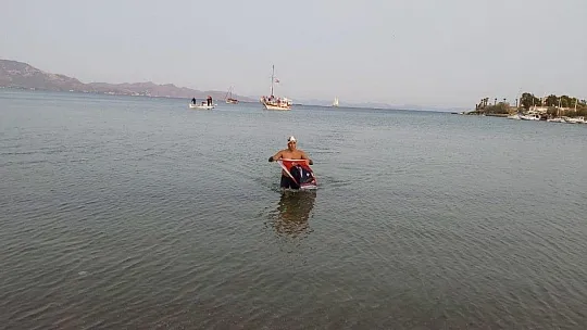 29 kilometrelik mesafeyi 12 saatte yüzdü