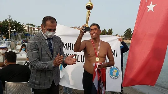 29 kilometrelik mesafeyi 12 saatte yüzdü