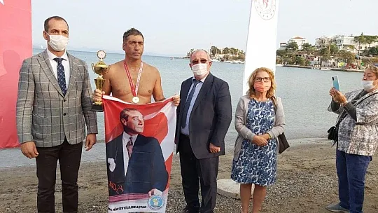29 kilometrelik mesafeyi 12 saatte yüzdü