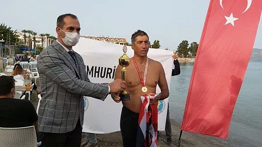 29 kilometrelik mesafeyi 12 saatte yüzdü