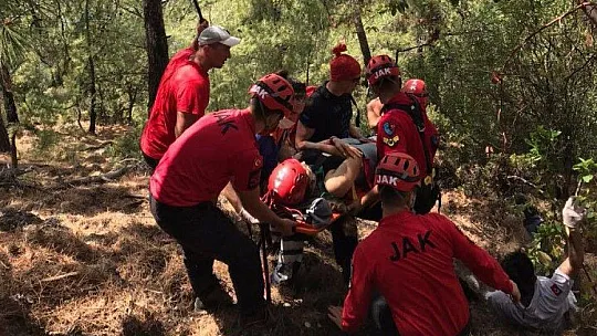 Kayalıklardan düşen turisti 4 saatte taşıdılar